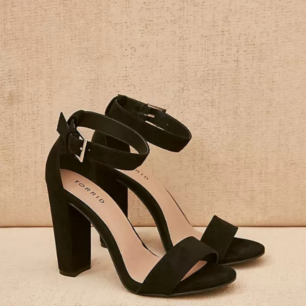 BLACK ANKLE STRAP TAPERED HEEL (WW